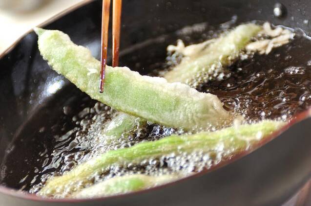 岩塩でいただく！モロッコインゲンの天ぷらの作り方の手順4