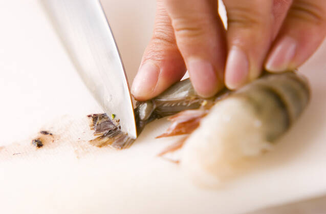 殻付きエビのソテーの作り方の手順1