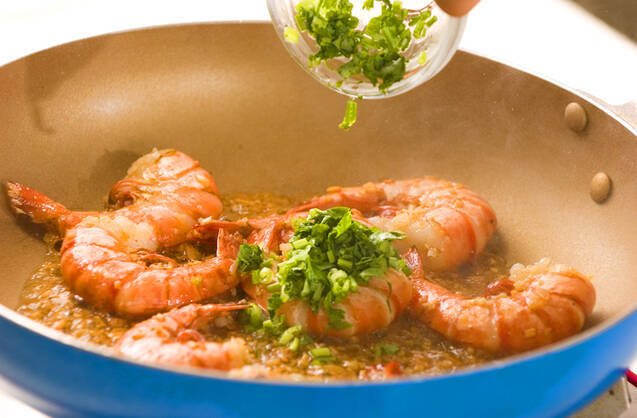 殻付きエビのソテーの作り方の手順4