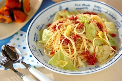 キャベツとコンビーフのパスタ