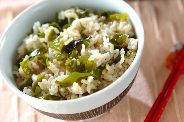 茶碗に盛られたわかめごはん