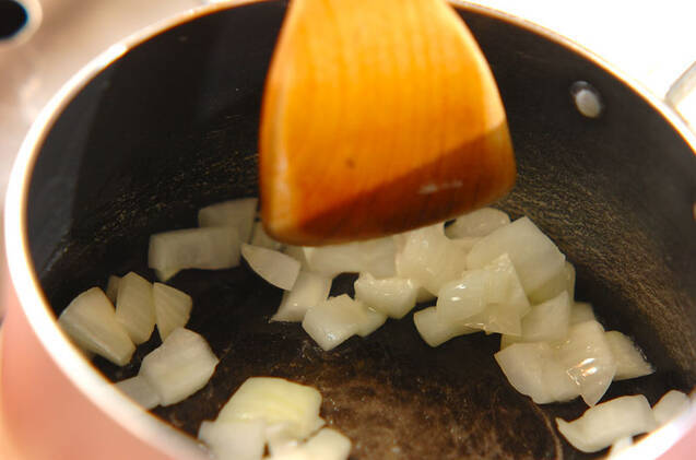 トロっとおいしい！トマトとオクラのコンソメスープの作り方の手順4