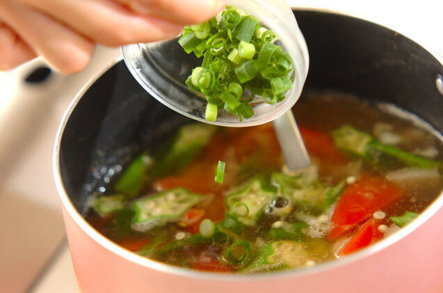 トロっとおいしい！トマトとオクラのコンソメスープの作り方の手順5