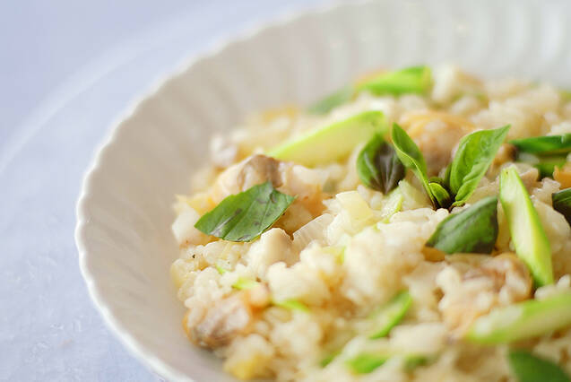 白い皿に盛り付けた魚のリゾット