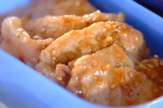 白い器に入った豚肉のごまみそ焼き