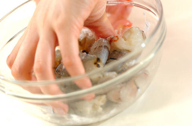 エビとトマトのココナッツ炒めの作り方の手順1