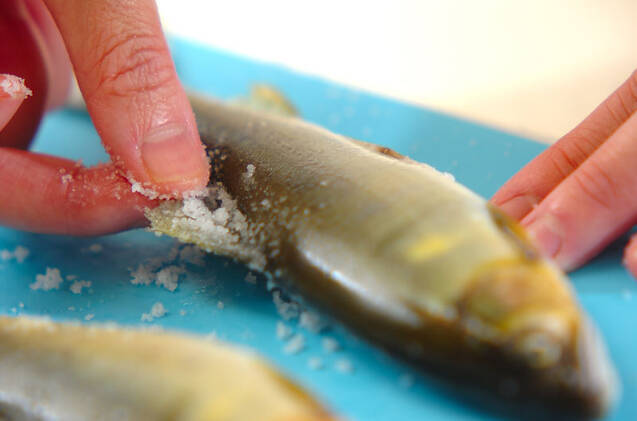 家庭で簡単！鮎の塩焼き グリルでおいしく焼こうの作り方の手順3