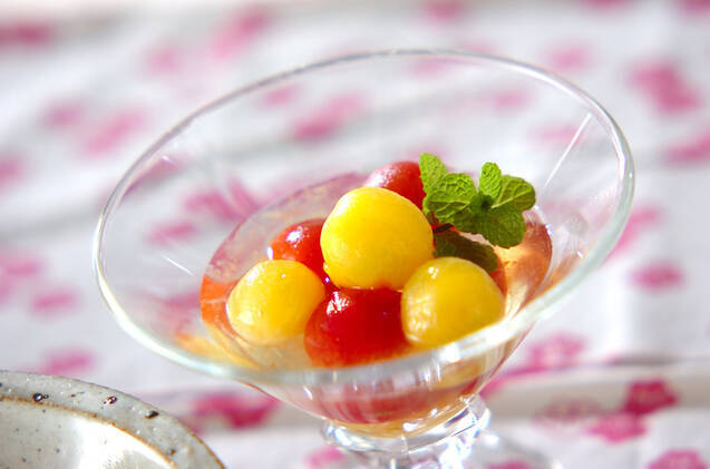 ガラス製小鉢に盛りつけられている赤と黄色の冷やしミニトマト
