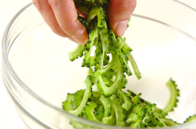 ゴーヤと湯むきトマトのサラダの作り方の手順2