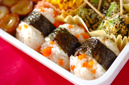 ニンジンご飯のおにぎり