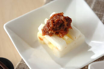 シャキシャキ長芋とリンゴの梅肉のせ