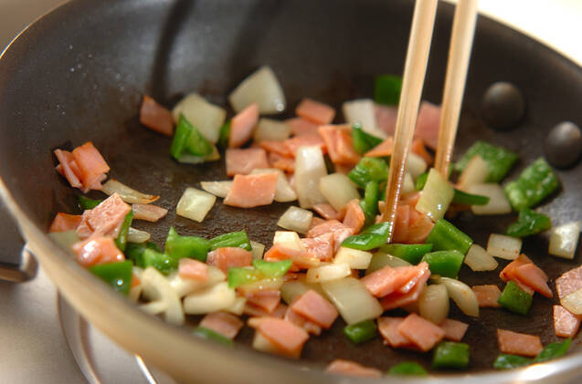 マカロニナポリタンの作り方の手順2