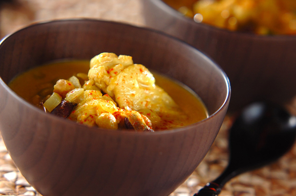 4.鶏肉と豆のココナッツカレースープ