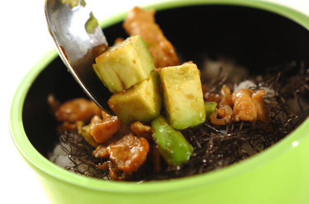 豚とアボカドのショウガ焼き丼の作り方の手順3