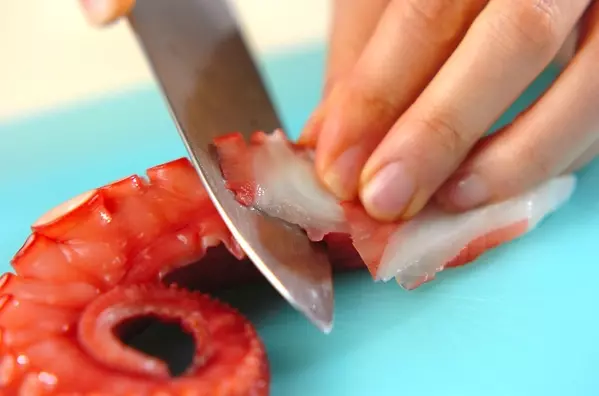 タコのトマトソースパスタの下準備1
