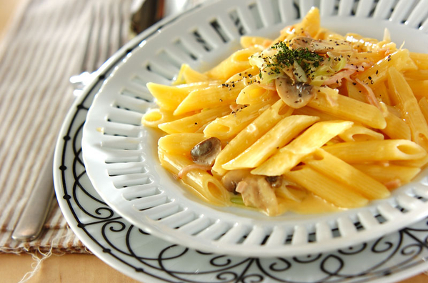 白い器に盛られ、粗挽き黒こしょうとパセリをトッピングしたペンネカルボナーラ