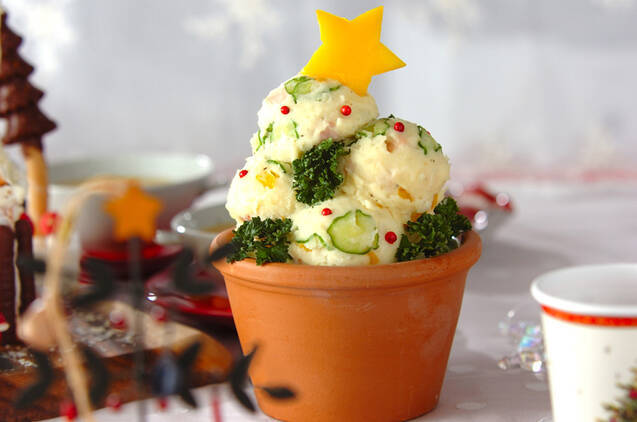 アイスクリームスクープですくって盛り付けるクリスマスツリーポテトサラダ
