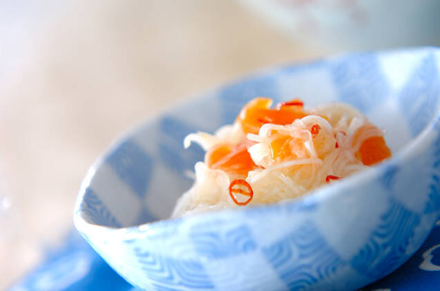 水色と白色の模様の器に盛られた干し柿入りなます