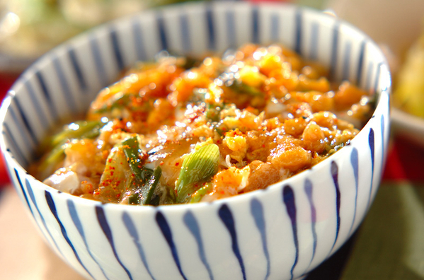 青い縞模様の丼に盛り付けたしらす天とじ丼