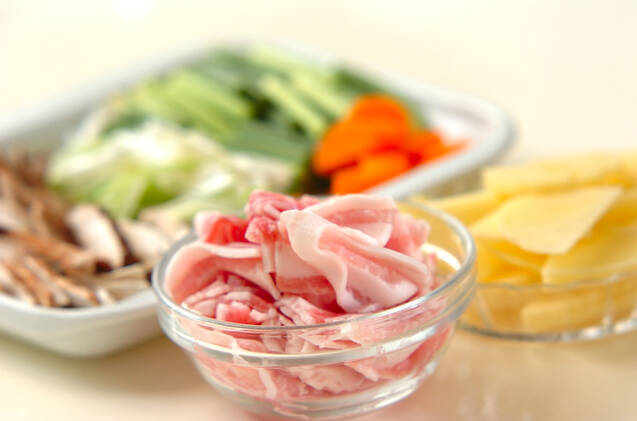 豚肉とニンニクの芽のオイスター炒めの作り方の手順1