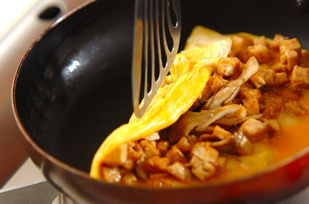 マイタケと厚揚げの和風オムレツの作り方の手順3