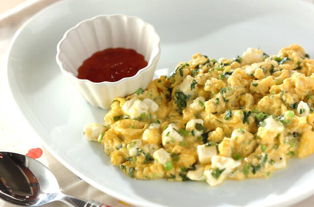 皿に盛りつけられた香菜とクリームチーズのスクランブルエッグ