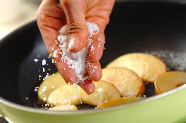 リンゴのソテーの作り方の手順2