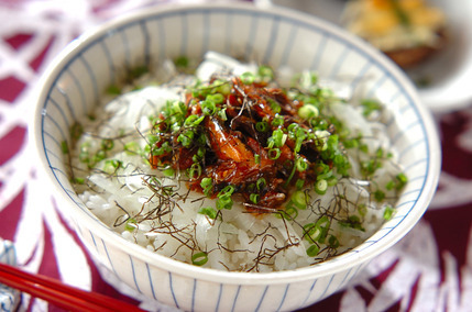 サンマ缶のピリ辛そぼろ丼