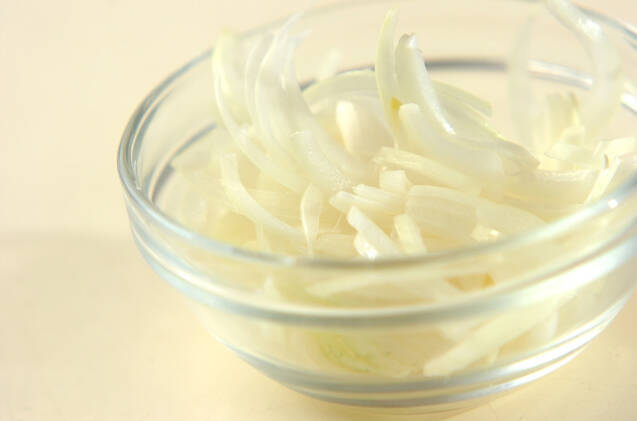 コロッケの卵とじ丼の作り方の手順1