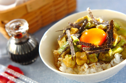 漬けアボカドの卵かけご飯