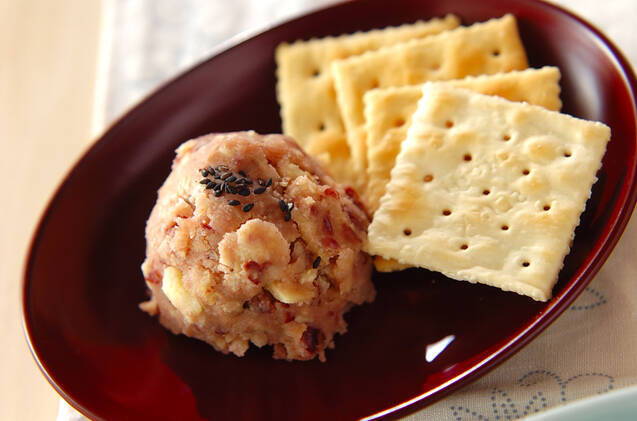 楕円の器に盛り付けたさつまいもと小豆のカナッペ