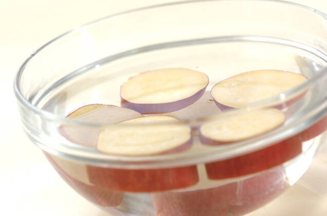 輪切りサツマイモのレモン煮の作り方の手順1