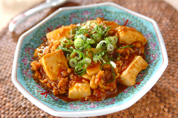 八角皿に盛り付けたカレー風味大人の辛口麻婆豆腐