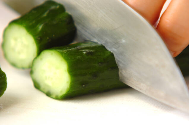 キュウリの漬け物のゴマ和えの作り方の手順1