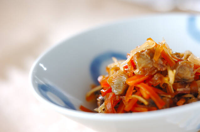 白と青の器に盛られたシジミの煮物