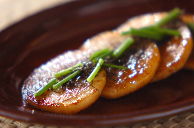 ブラウンの皿に盛られている長芋のバターしょうゆ焼き
