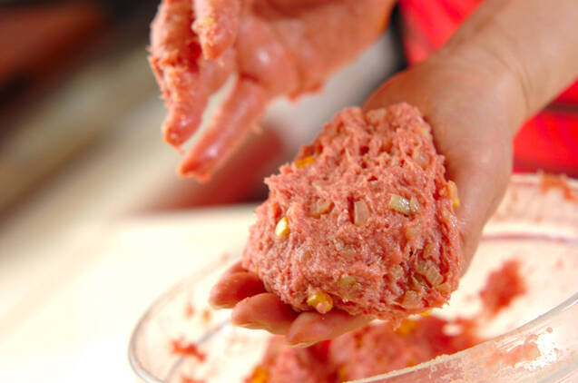 たっぷりコーン入りハンバーグの作り方の手順4