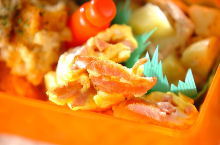 ソーセージ入りオムレツ