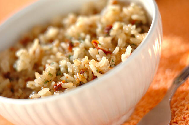 茶碗にのった、ドライトマトの炊き込みごはん
