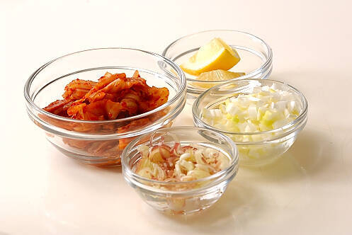 キムチ納豆の油揚げ袋の作り方の手順1