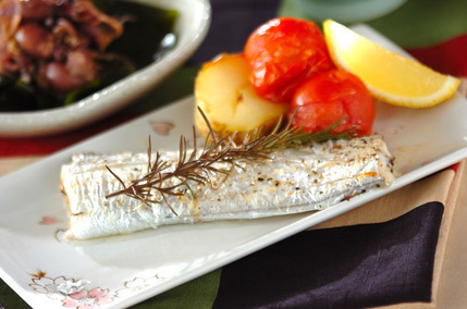 白い長方形の皿に盛られた太刀魚のオーブン焼き