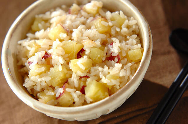 白い茶碗に盛り付けたさつまいもごはん