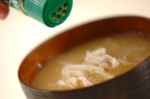 モヤシと豚肉のトロミみそ汁の作り方の手順4