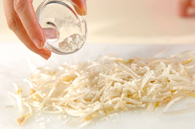 モヤシと豚肉のトロミみそ汁の作り方の手順1