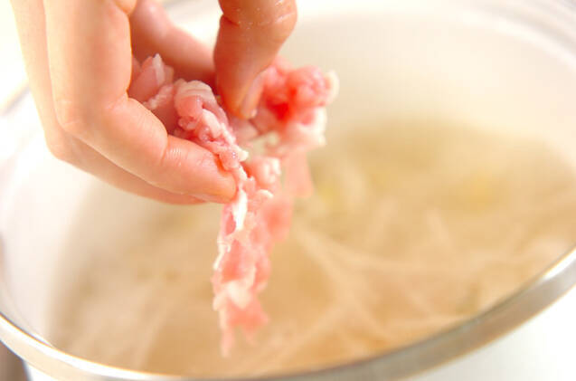 モヤシと豚肉のトロミみそ汁の作り方の手順3