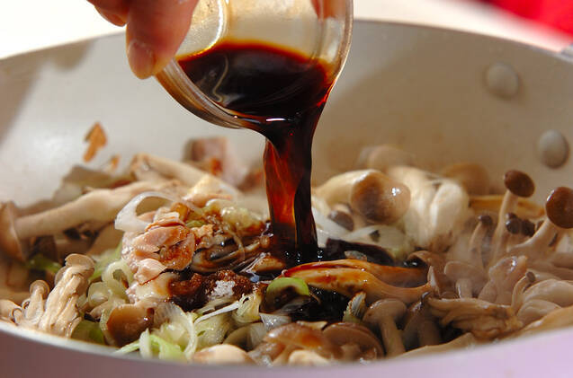 鶏とシメジのバルサミコしょうゆ炒めの作り方の手順3