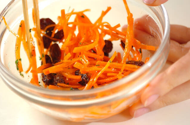 ニンジンとレーズンのサラダの作り方の手順2