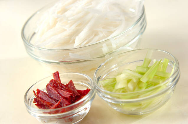 大根サラミサラダの作り方の手順1