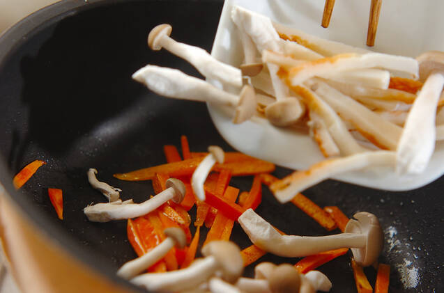 ニンジンとちくわの炒め物の作り方の手順2