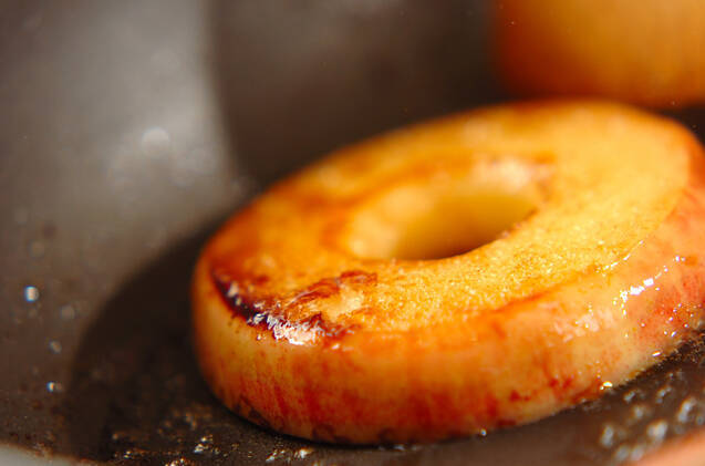 香ばしい！フライパンで気軽に焼きリンゴの作り方の手順2
